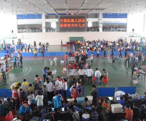 學(xué)生參加機(jī)器人比賽