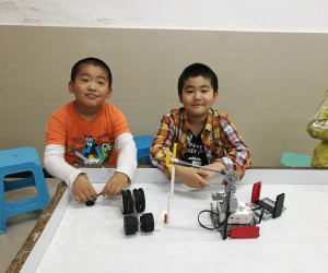 敲鼓機(jī)器人、尋找陽光、毛毛蟲、重力風(fēng)車等作品展示